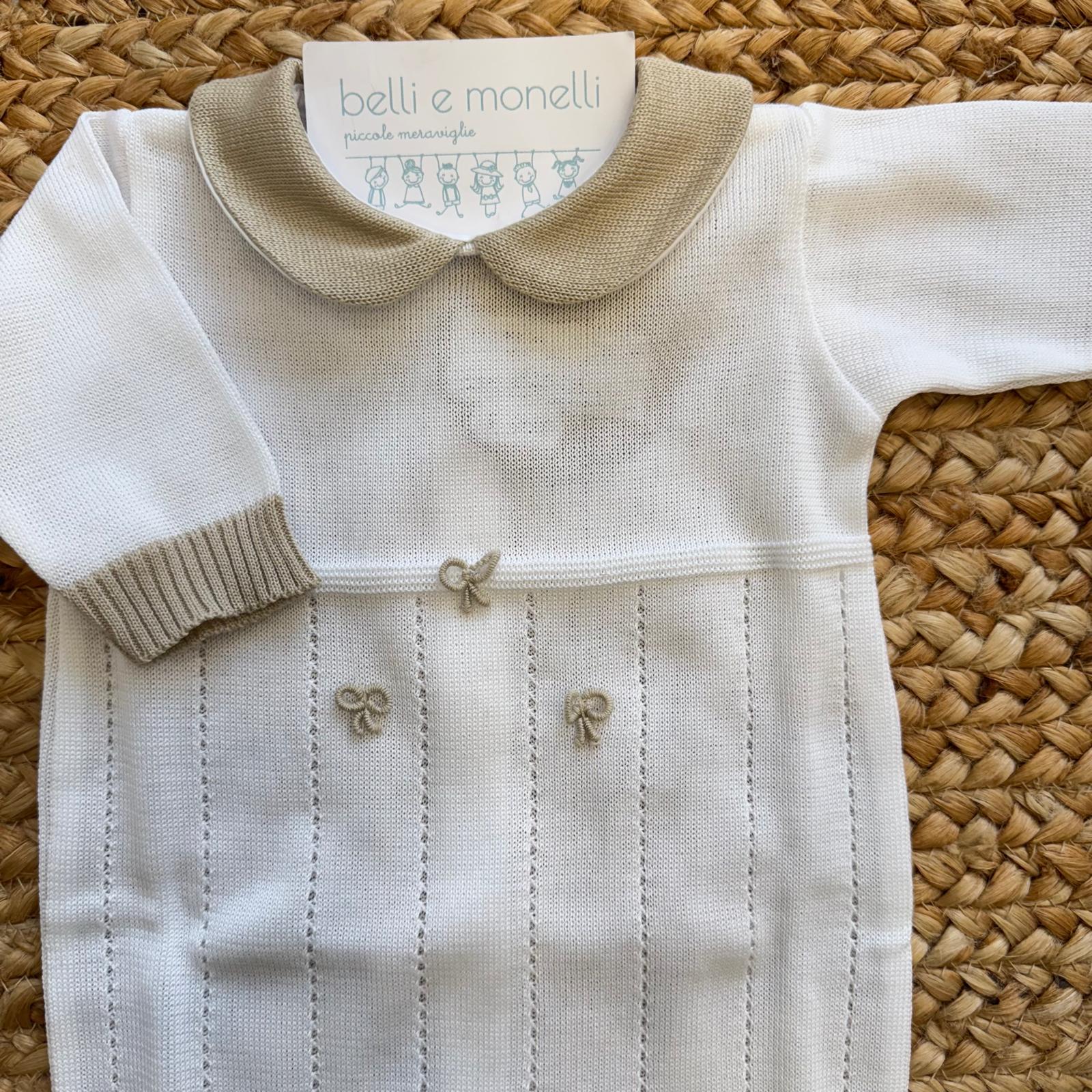 dettaglio colletto tutina neonato cotone con fiocchetti decorativi