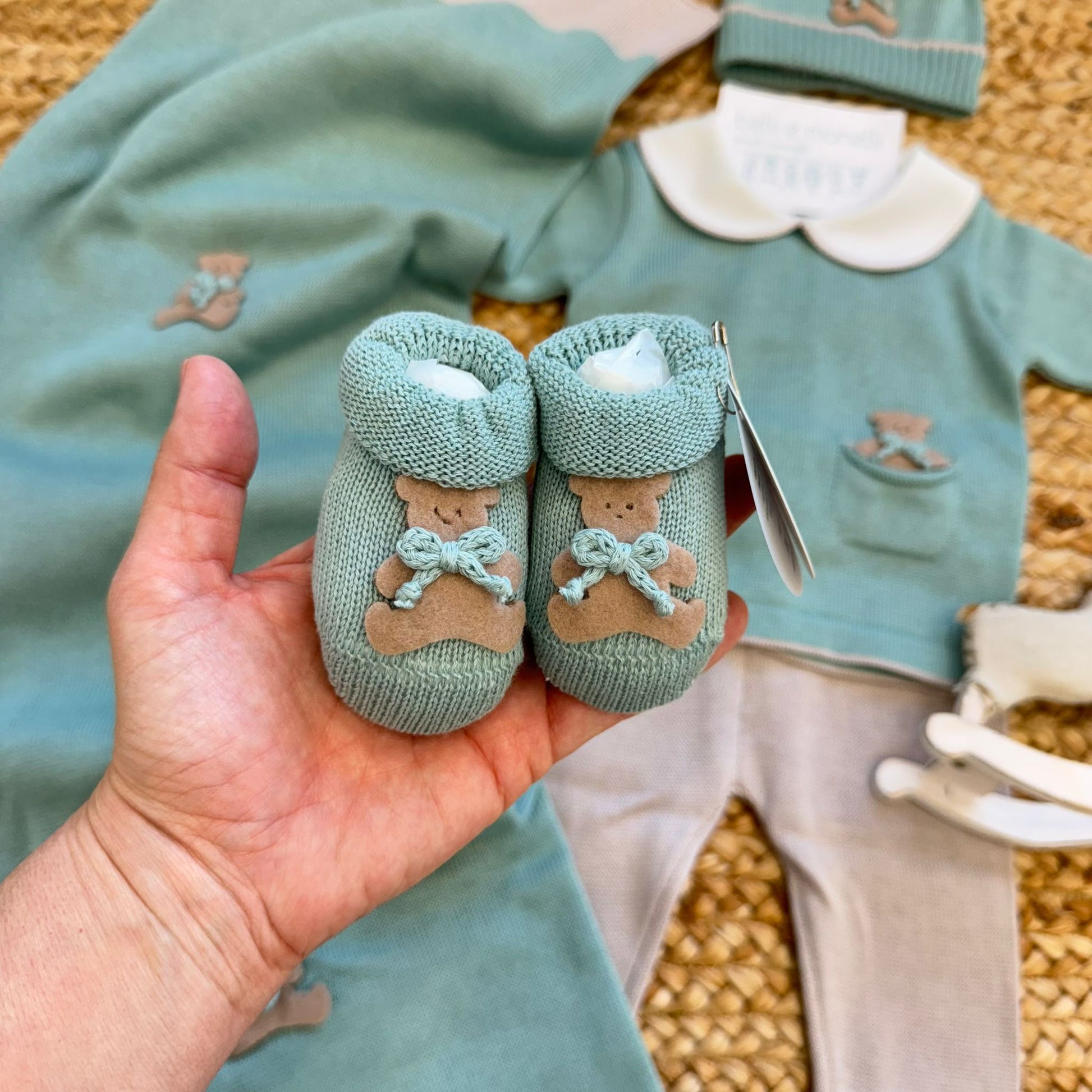 dettaglio colletto bianco su tutina neonato