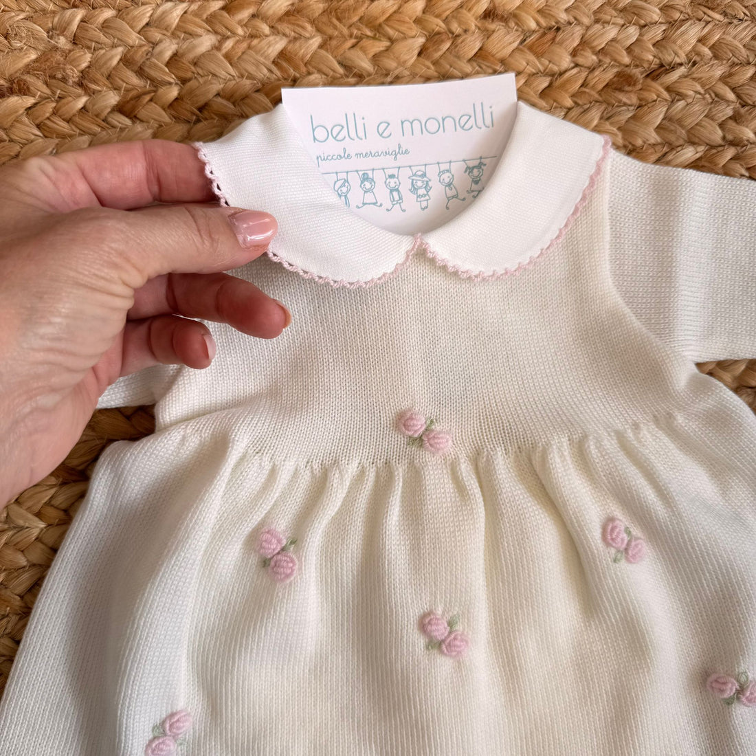 Tutina due pezzi neonata in lana panna con ricami roselline