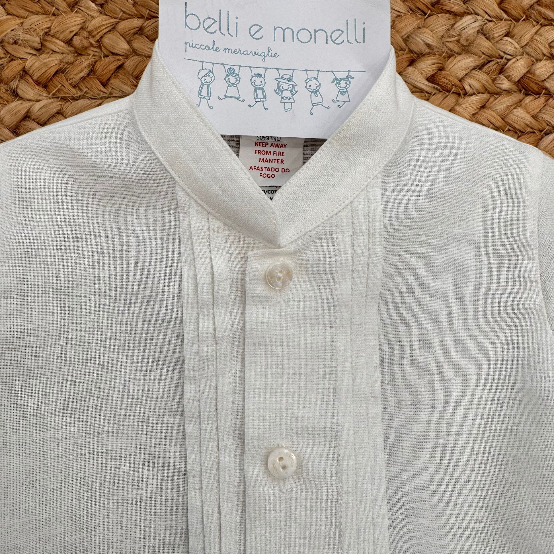 Dettaglio camicia battesimo bimbo con collo coreano e pieghe sul davanti