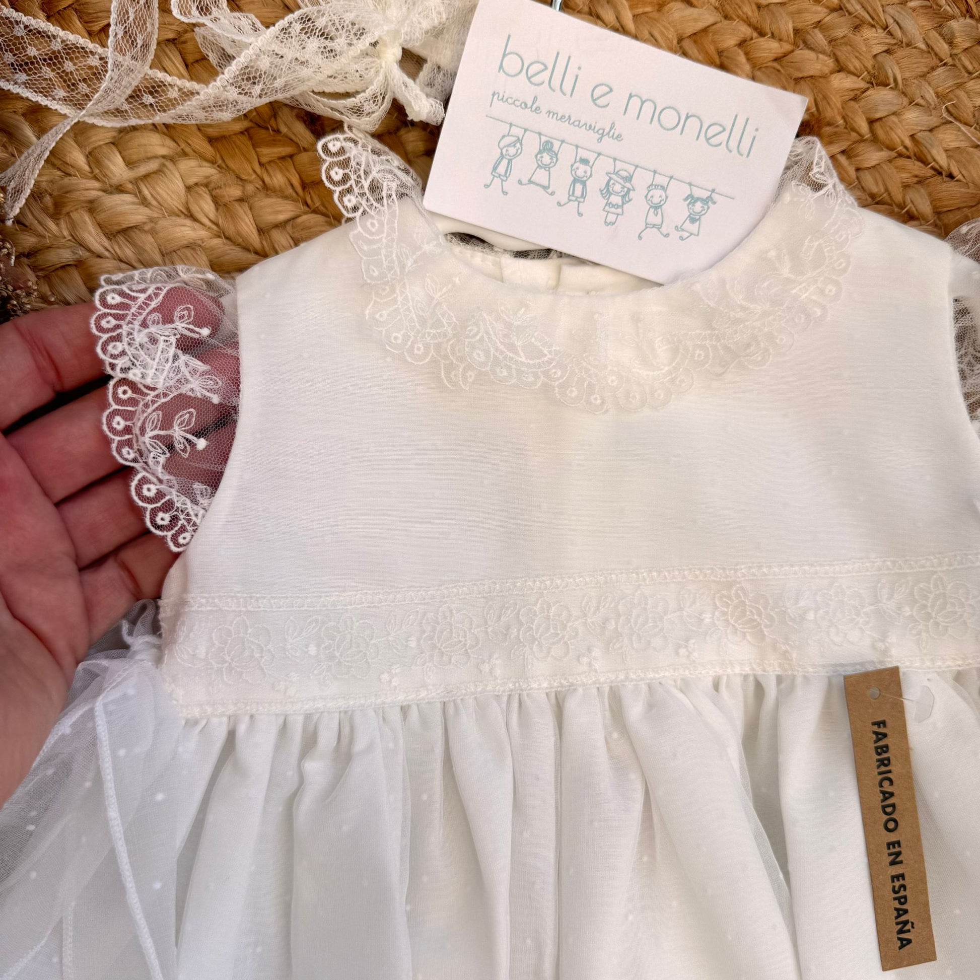 dettaglio corpino abito battesimo bimba con collo ricamato