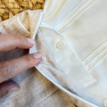 Dettaglio camicia bianca con nervature verticali del completo cerimonia bimbo