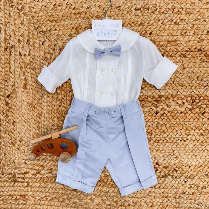 Dettaglio completo bimbo con camicia bianca e papillon azzurro polvere