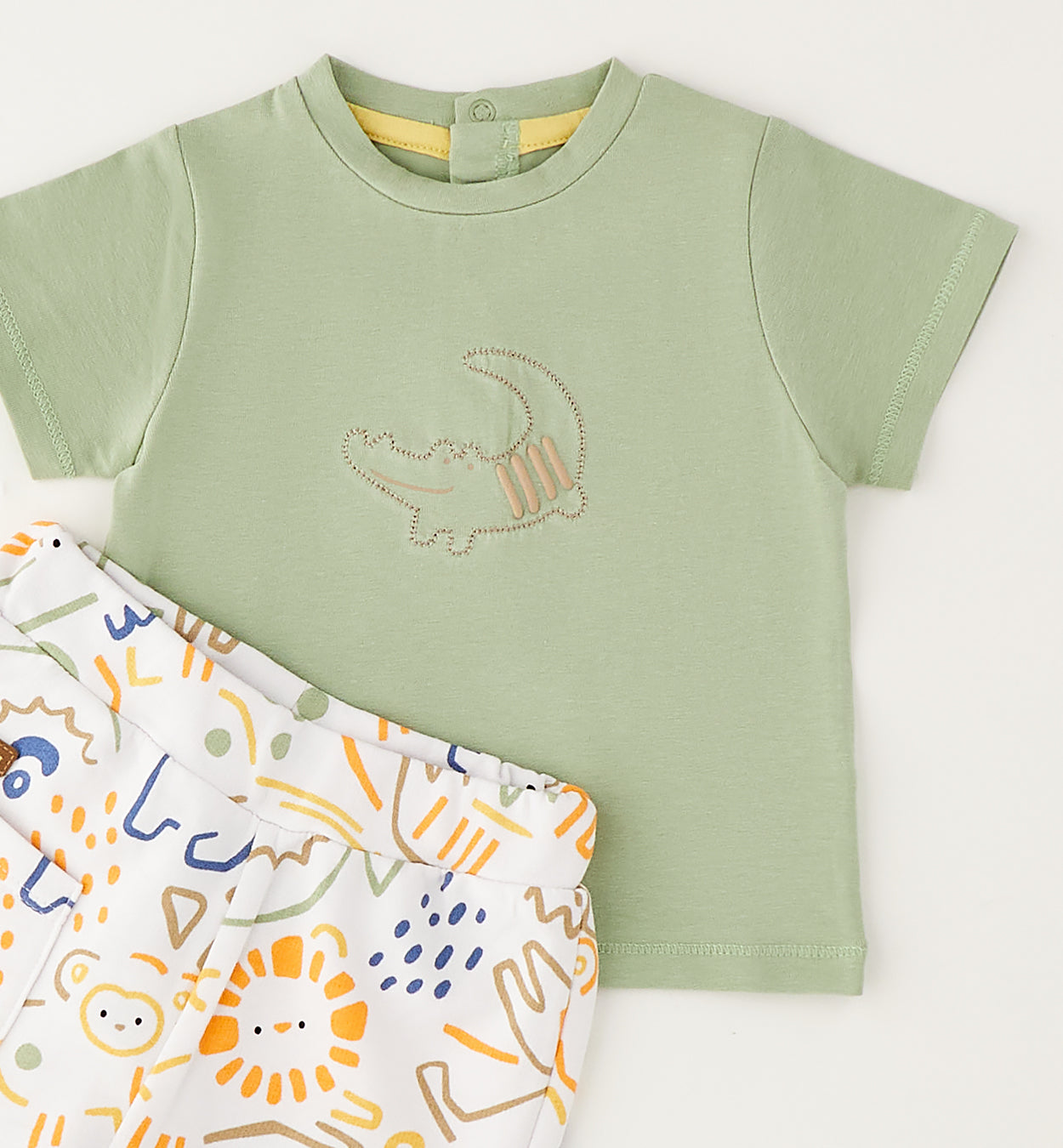 Dettaglio completo bimbo estivo in 100% cotone con ricamo e pantaloncino fantasia
