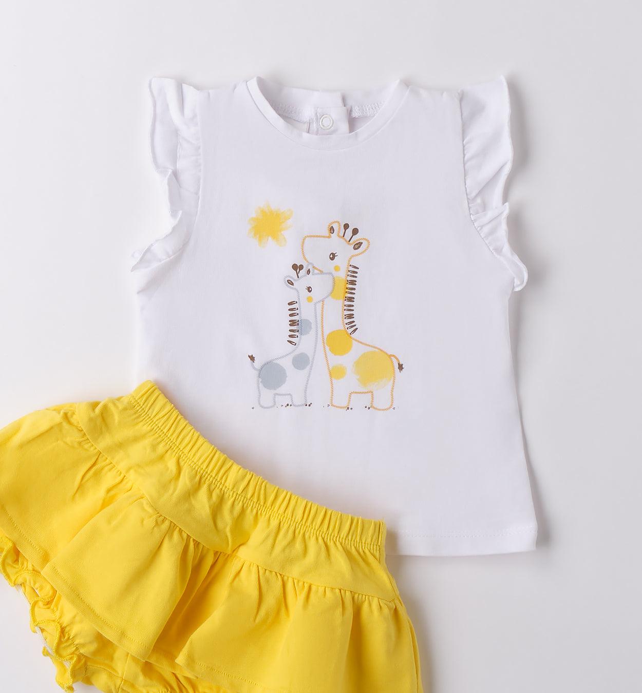 Dettaglio maglietta con giraffe e volant e gonna con pantaloncino integrato