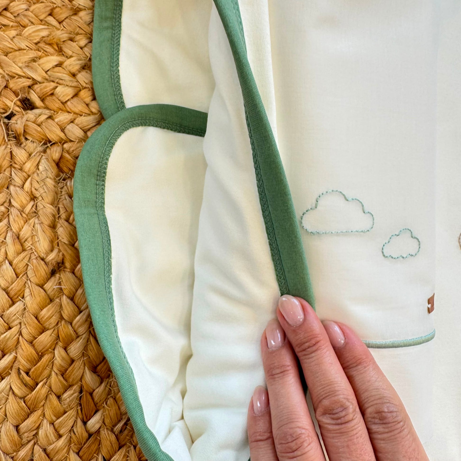 Coordinato uscita clinica neonato in caldo cotone verde salvia con coperta, lenzuolino, cappellino e bavaglino Made in Italy.