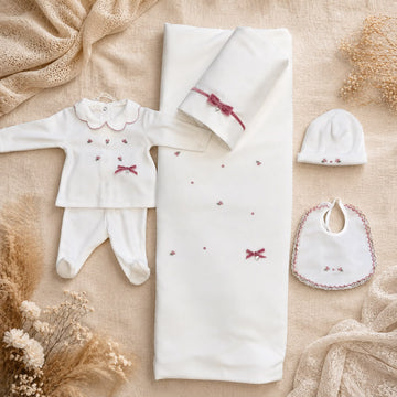 Uscita clinica neonata in ciniglia panna con copertina sfoderabile e fiocchi rosa Made in Italy.