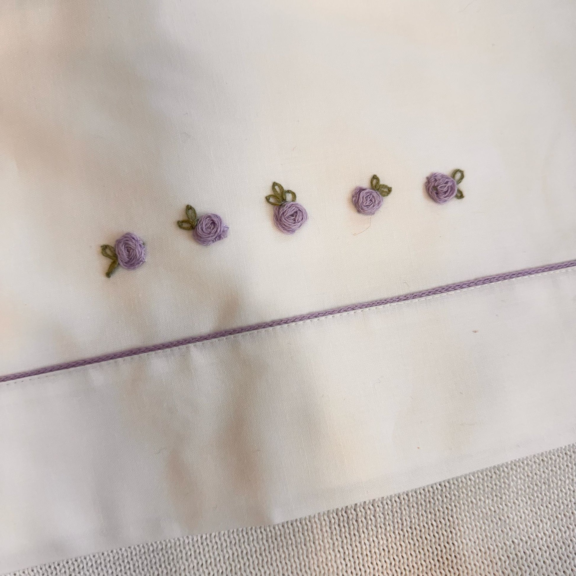 Cappellino in filo con ricamo lavanda