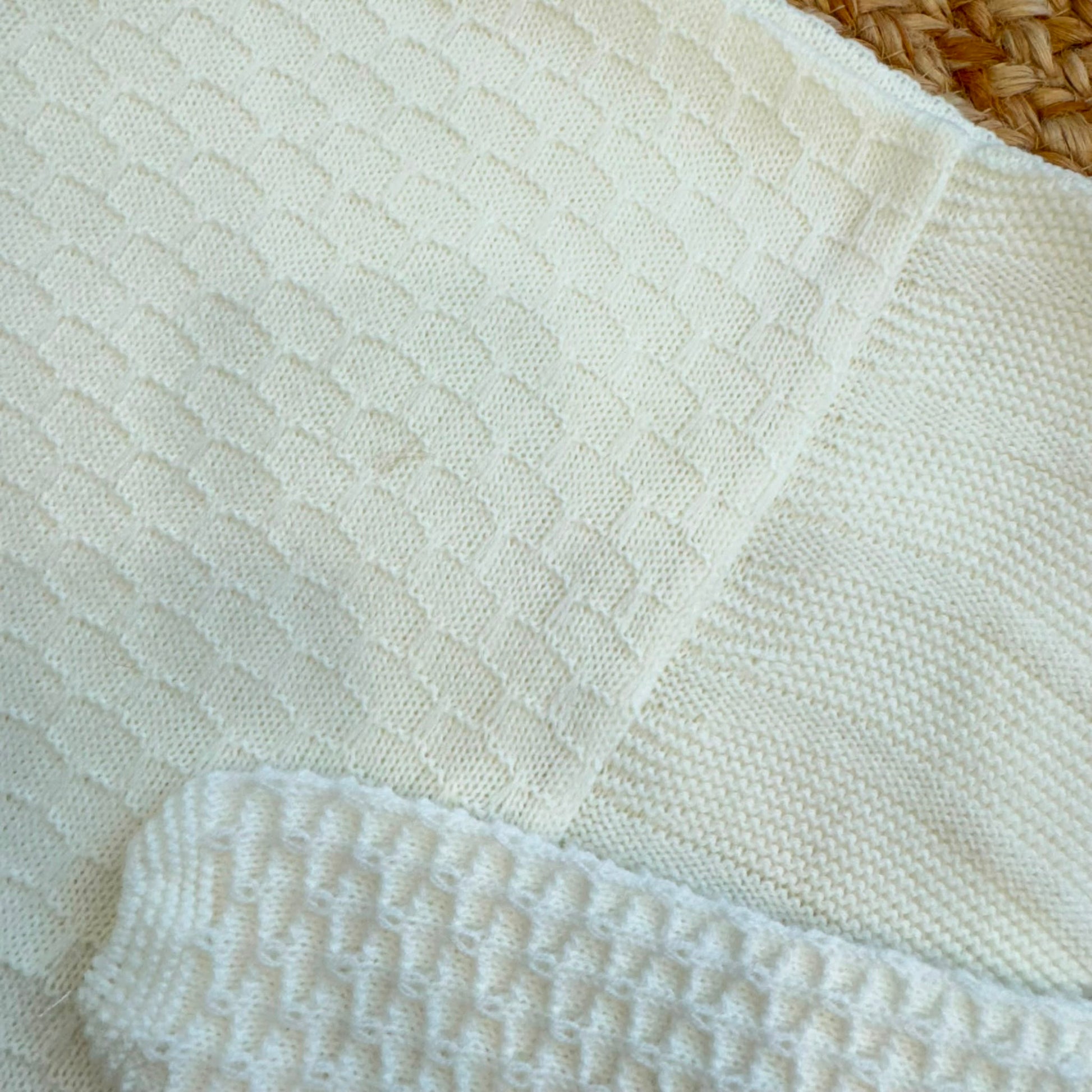 Set nascita neonata panna con copertina, maglia, ghettina e cuffietta in maglia 100% acrilico.