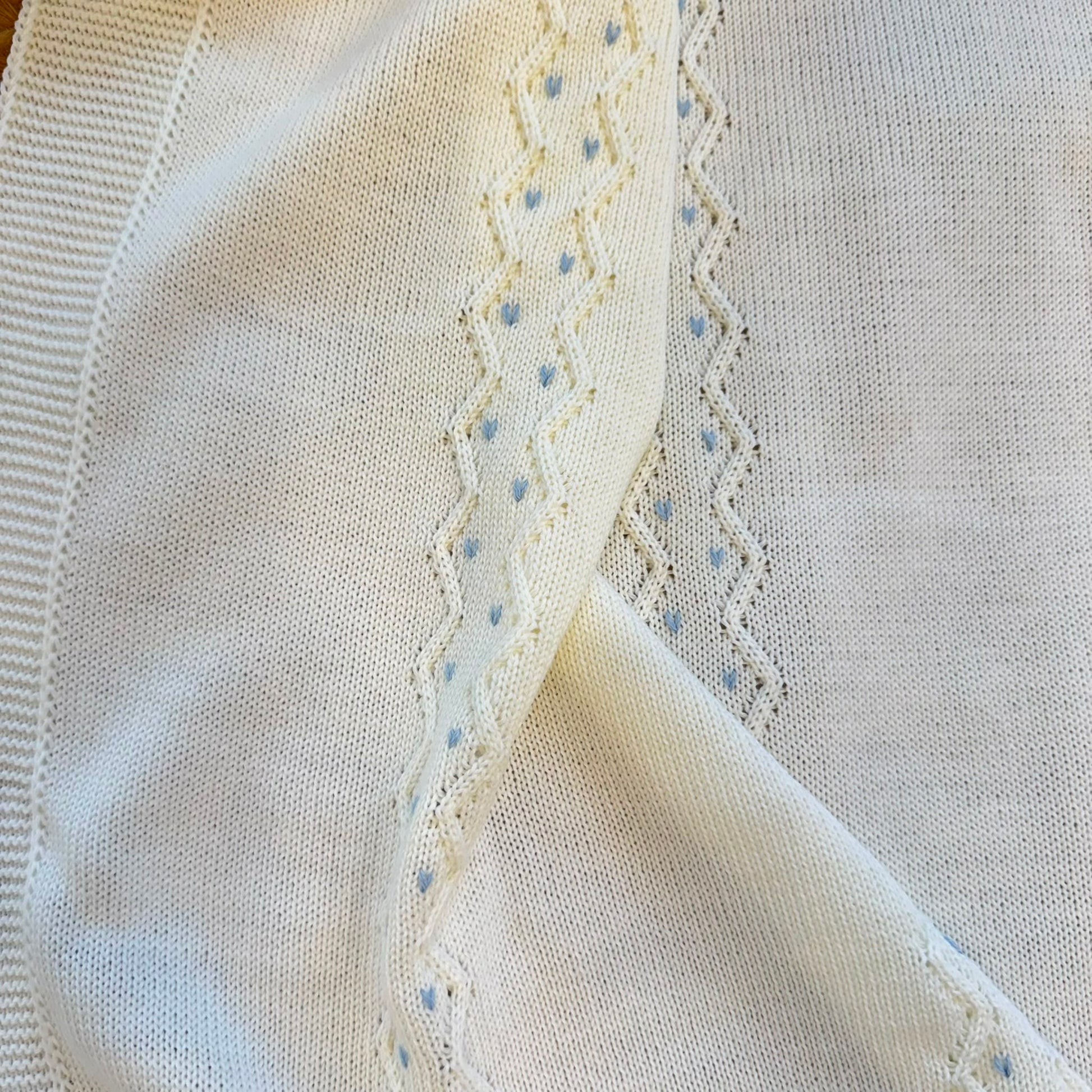 Uscita clinica neonato in lana merino panna e azzurro con copertina e completo coordinato
