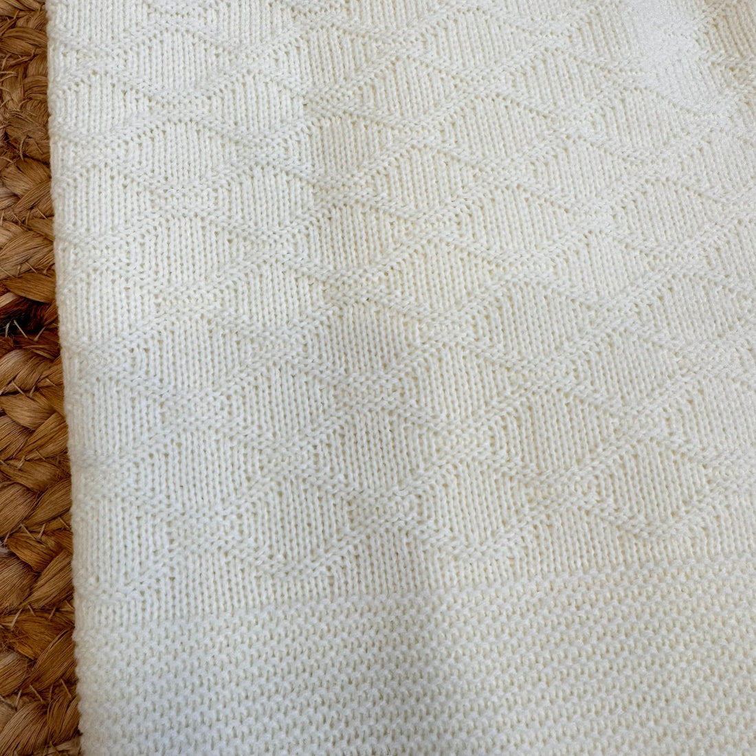 "Copertina panna unisex per neonato o neonata in maglia con motivo geometrico – perfetta per baby shower o regalo nascita"