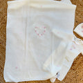 Uscita clinica neonata in pura lana bianco con copertina e ricami floreali realizzati a mano.