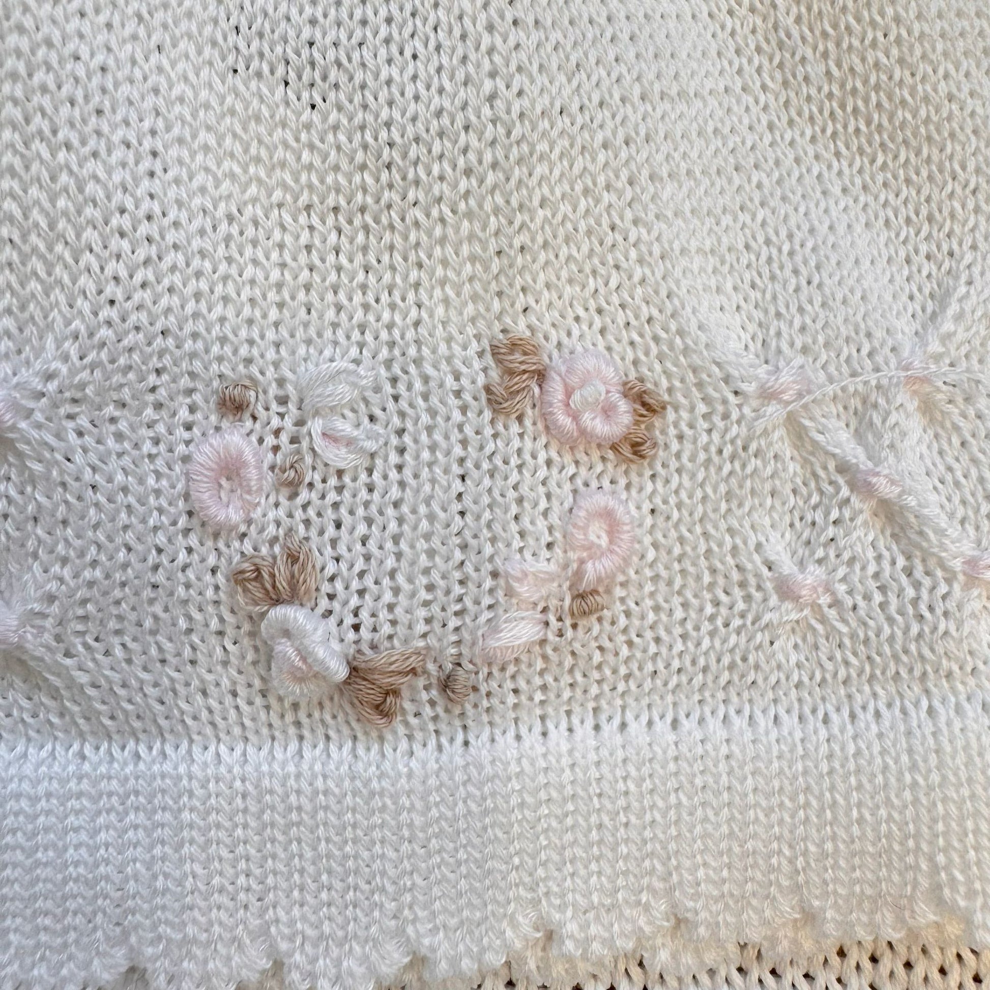 Completo nascita neonata in Filo di Scozia con copertina ricamata cuore floreale