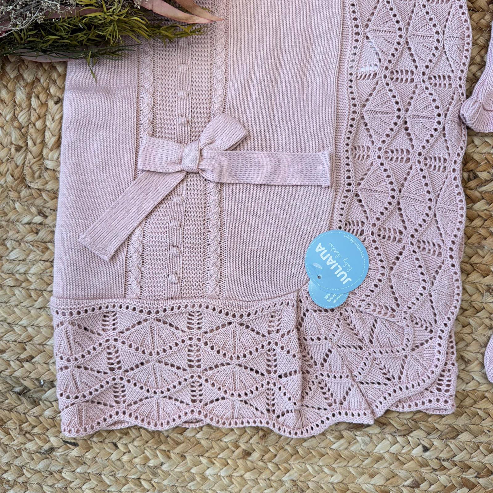 dettaglio copertina rosa antico con lavorazione geometrica e fiocco