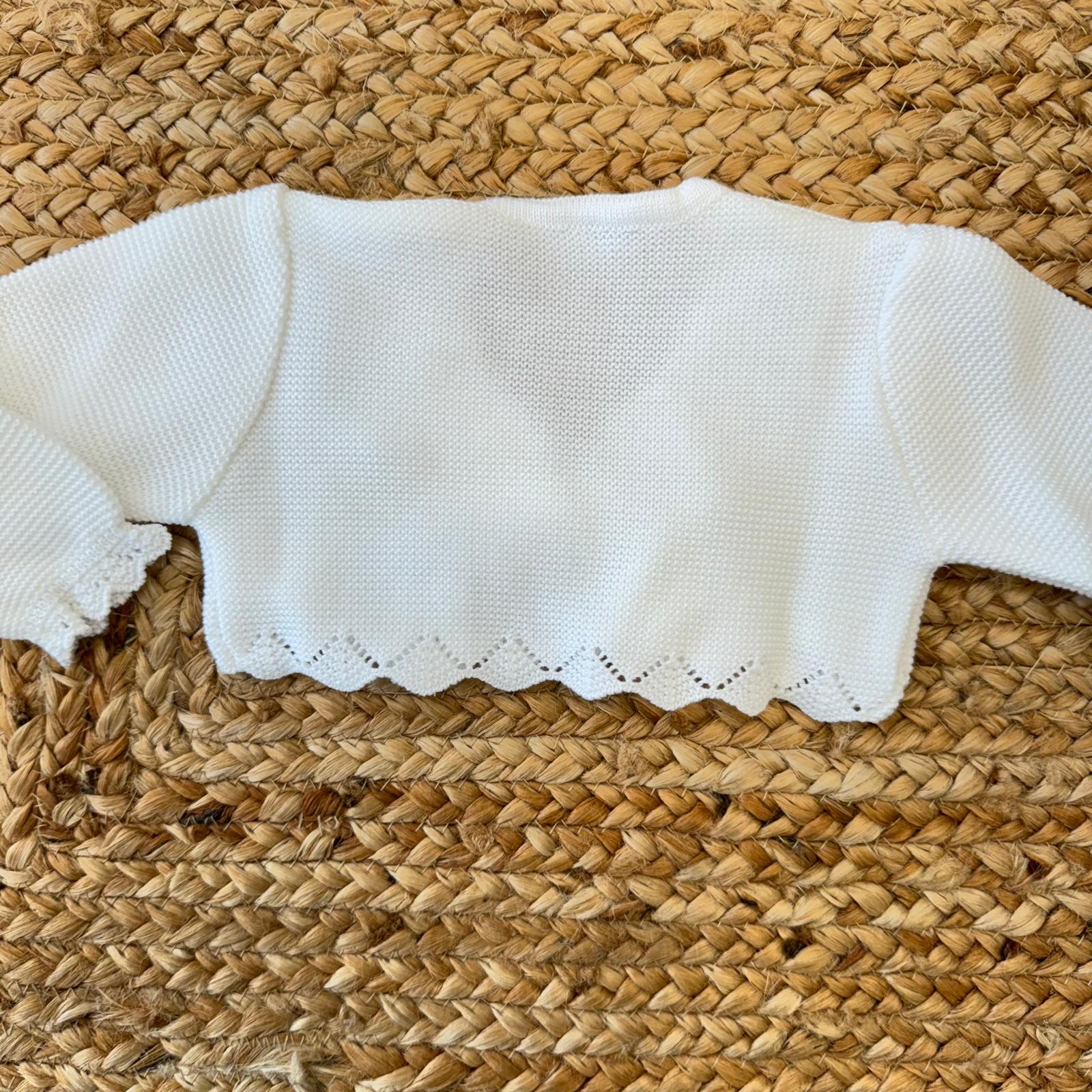  Particolare della manica del coprispalle battesimo con lavorazione a maglia e bordo in pizzo raffinato
