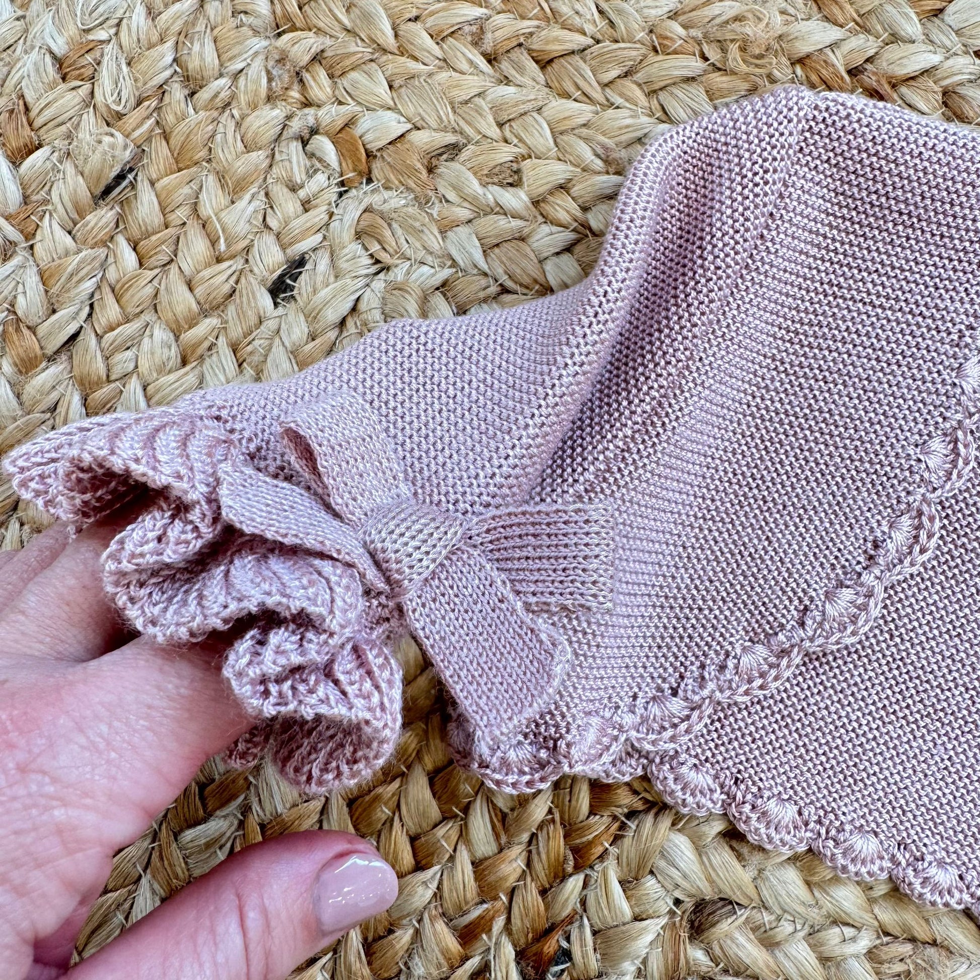 dettaglio coprispalle rosa antico bambina lavorazione maglia