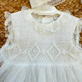 Abito battesimo bimba bianco in tulle con ricamo nido d’ape e cuffietta coordinata
