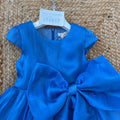 Dettaglio corpetto abito elegante bimba blu royal con manica corta