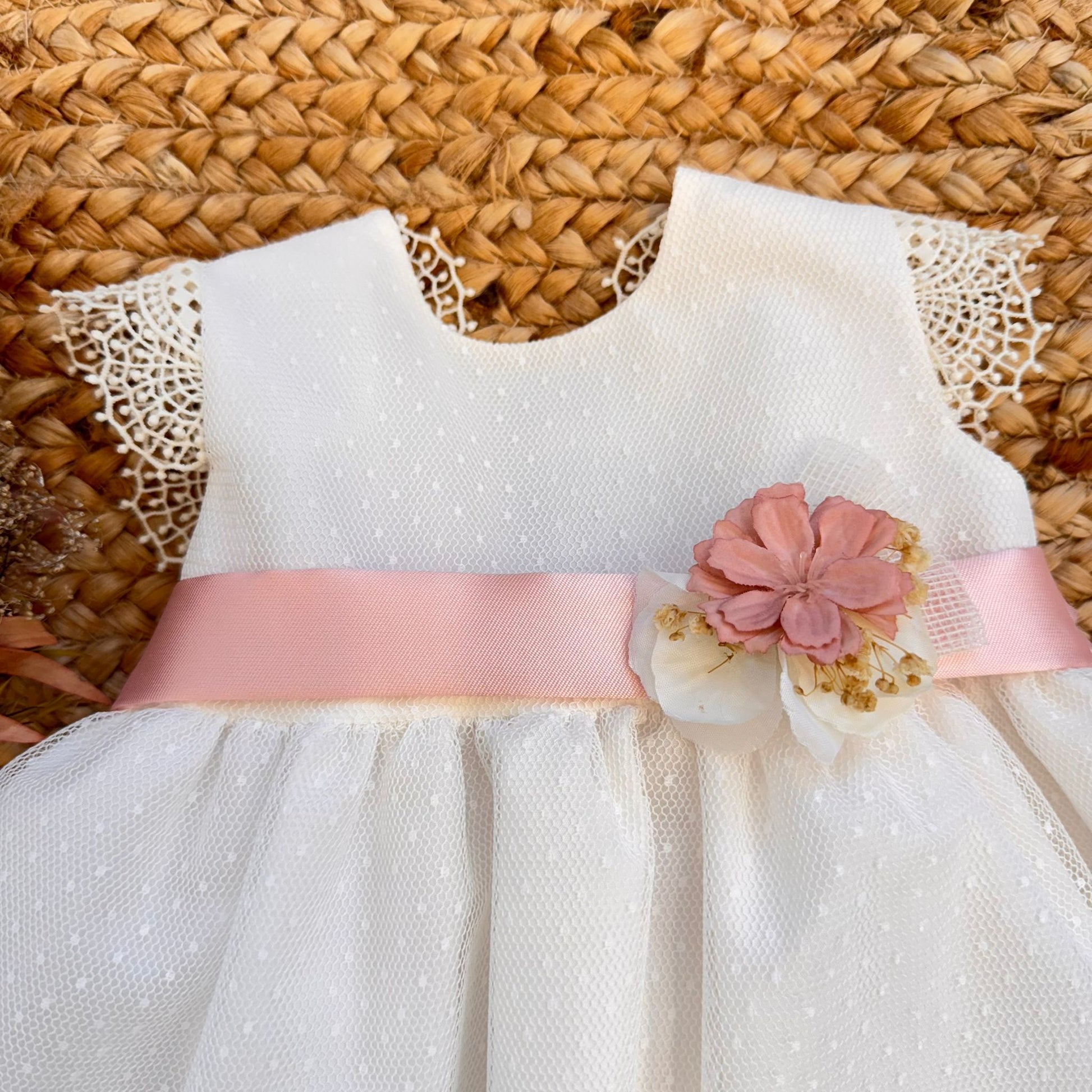 dettaglio corpetto abito bimba con fiore applicato rosa