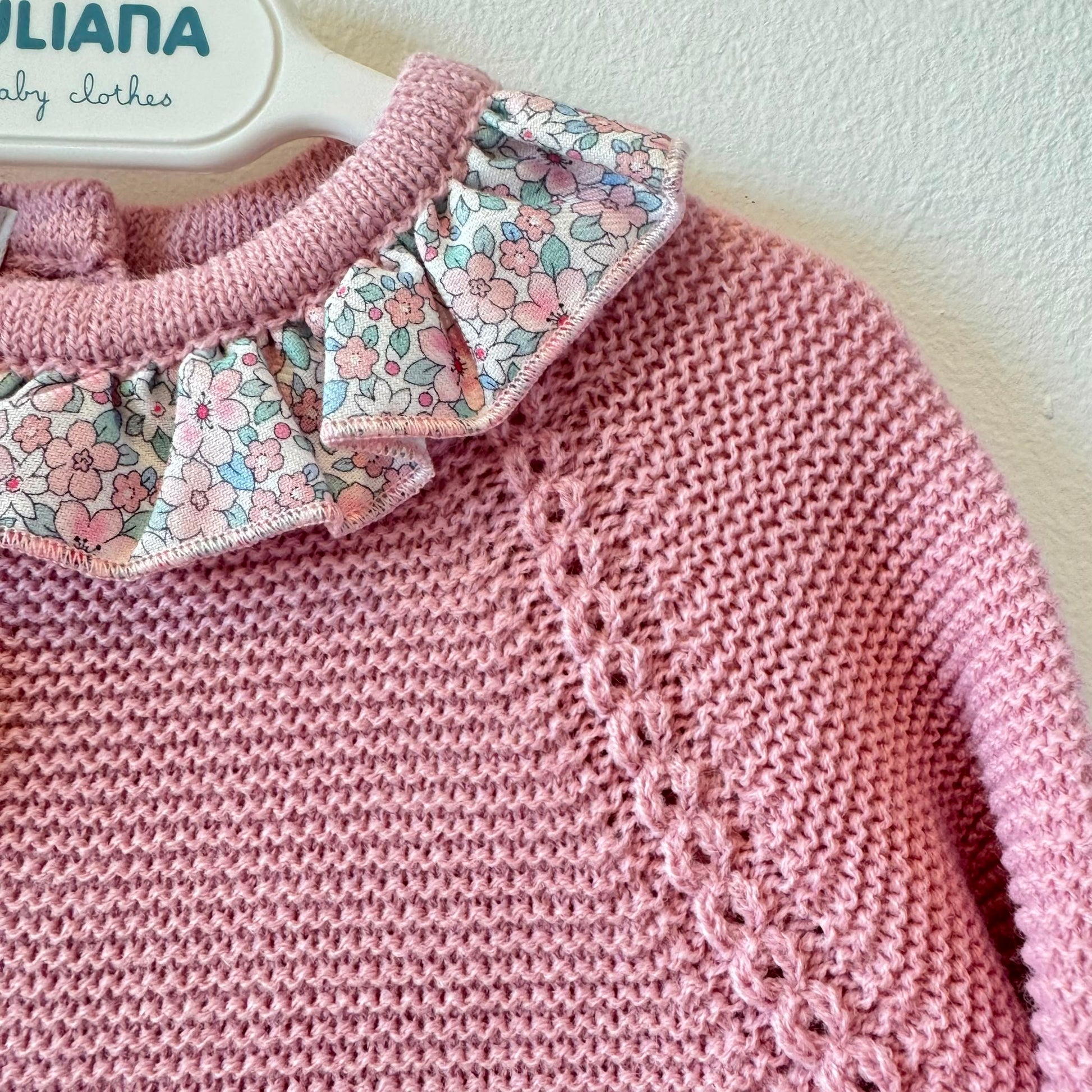 Abitino bimba rosa con culotte coordinata, corpetto in maglia e gonna floreale elegante.