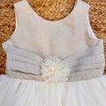 dettaglio corpetto vestito battesimo bambina con applicazione floreale