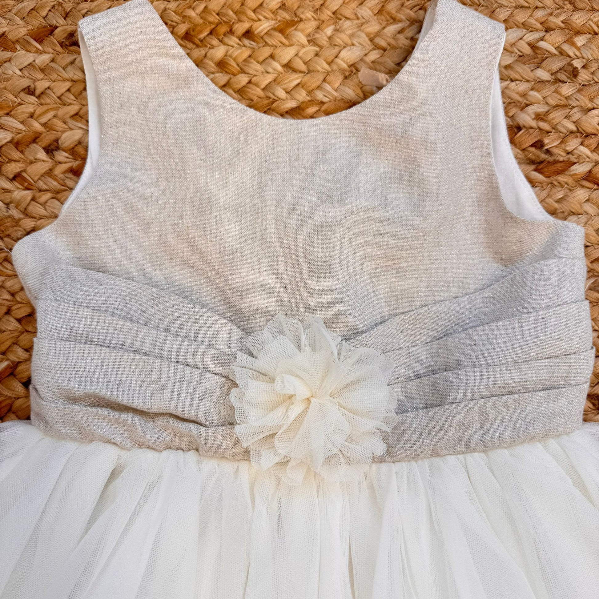 dettaglio corpetto vestito battesimo bambina con applicazione floreale