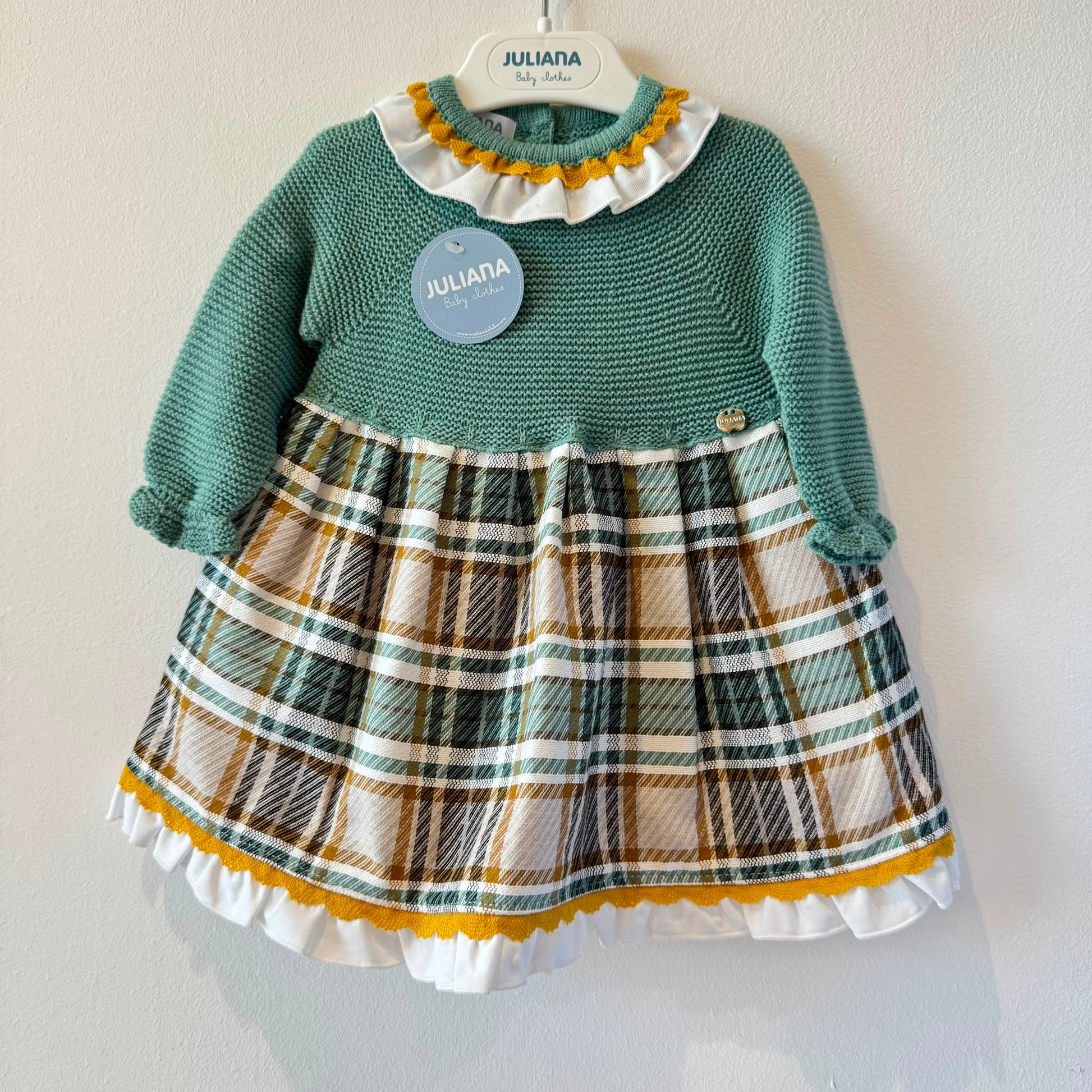 Vestito elegante bimba verde salvia con fantasia scozzese, ideale per cerimonie e occasioni speciali.