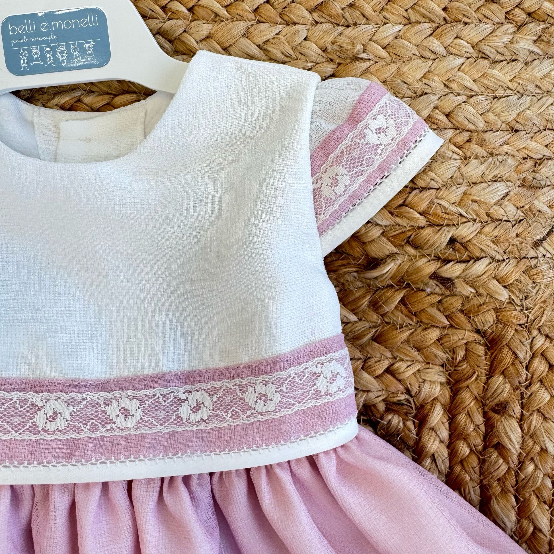 Dettaglio corpino panna con fascia in pizzo rosa