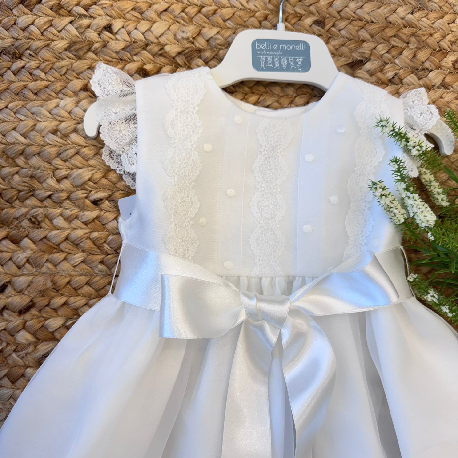 Dettaglio del corpino in pizzo con maniche in tulle ricamato.