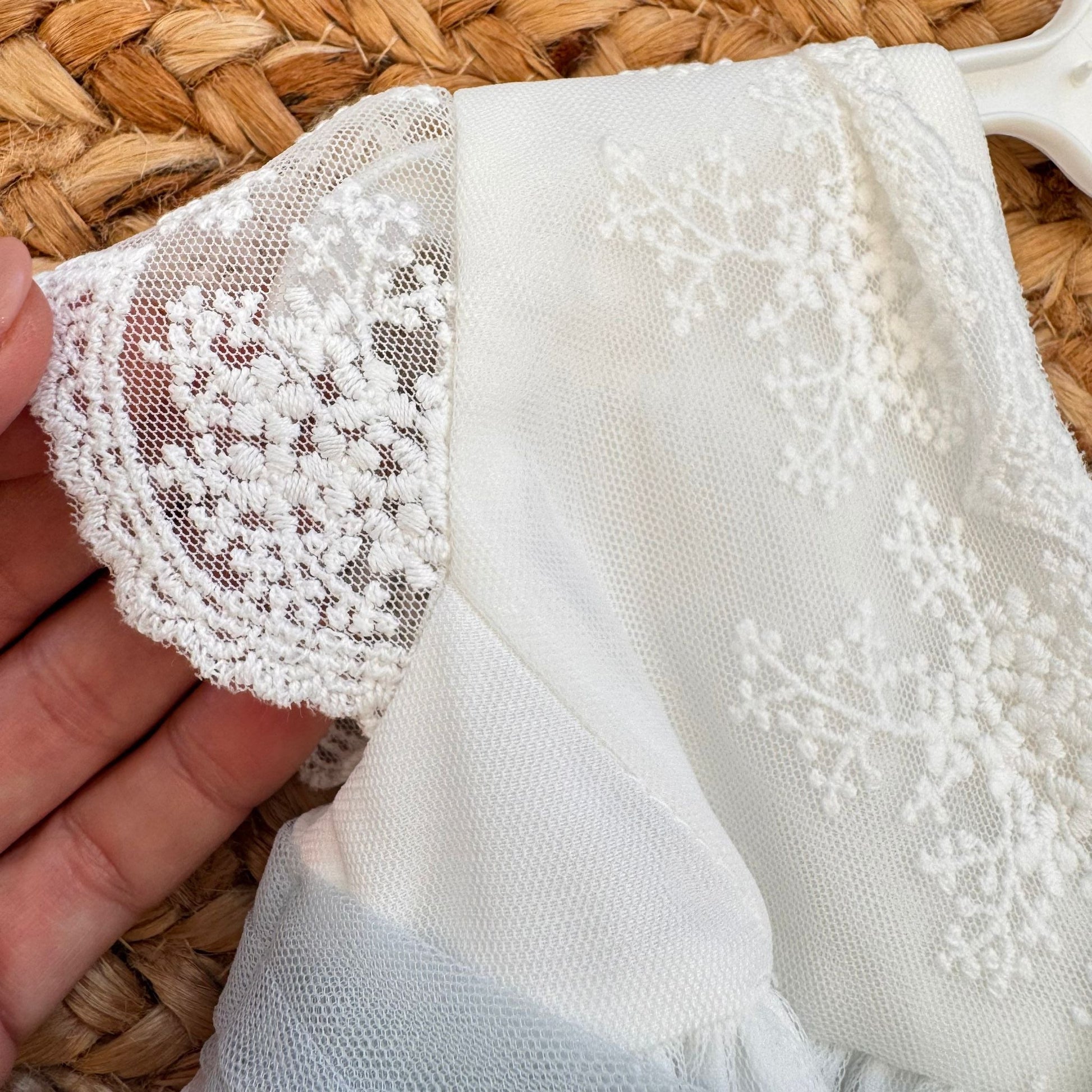 Dettaglio corpino con ricamo floreale abito battesimo bimba