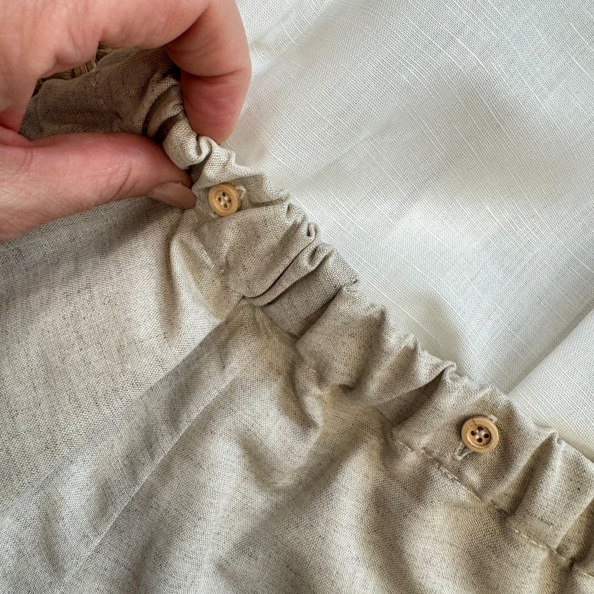 dettaglio cuciture pantaloncino cerimonia bimbo