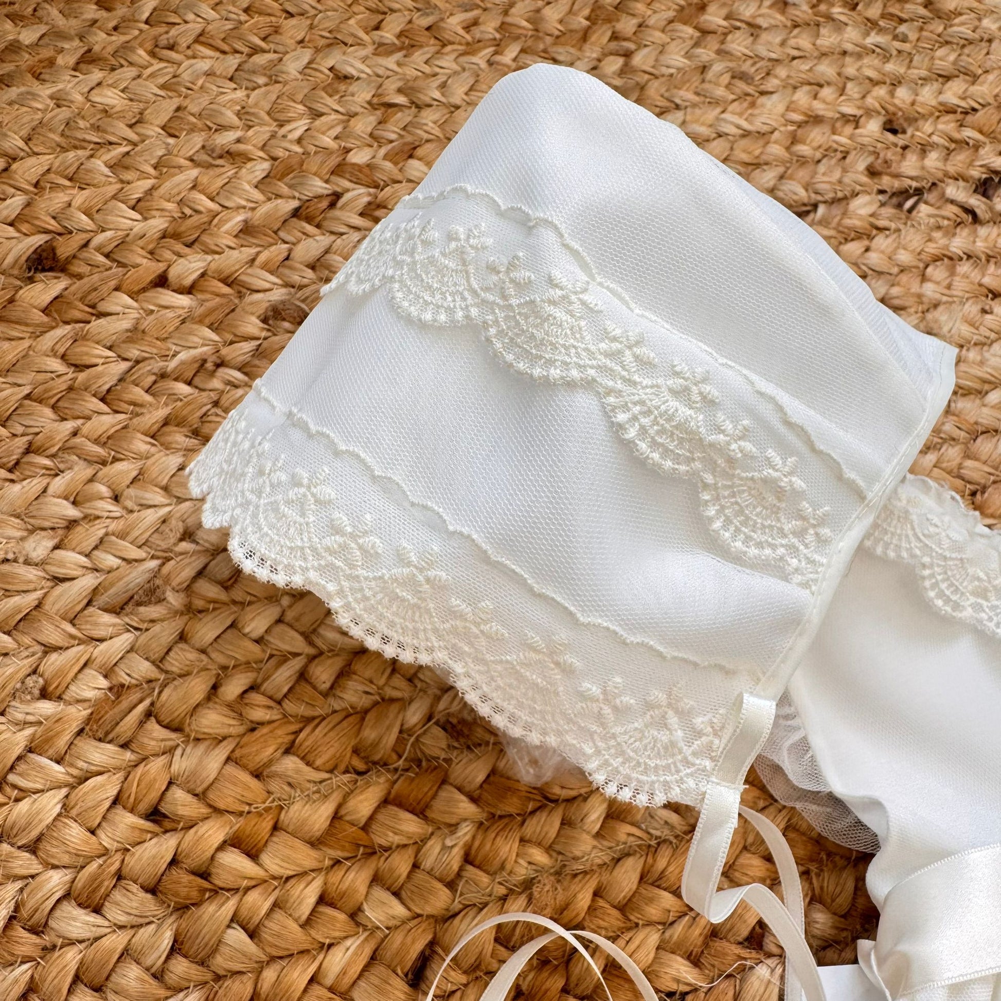 Abito battesimo neonata panna con cuffietta coordinata e fiocco in raso