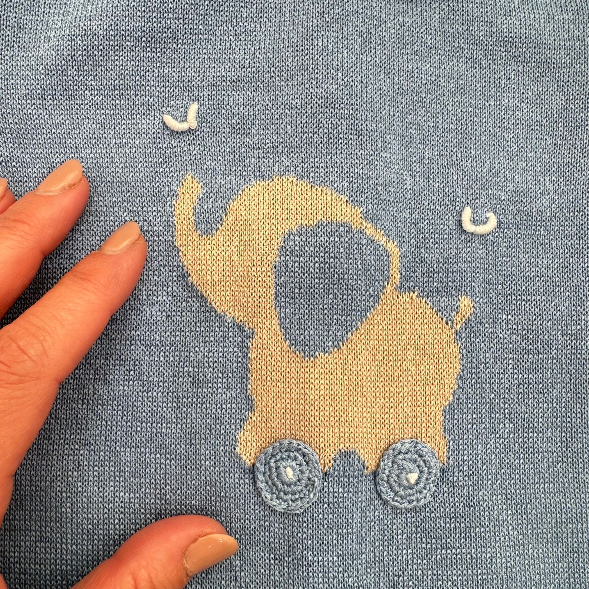 dettaglio ricamo elefantino su pagliaccetto neonato