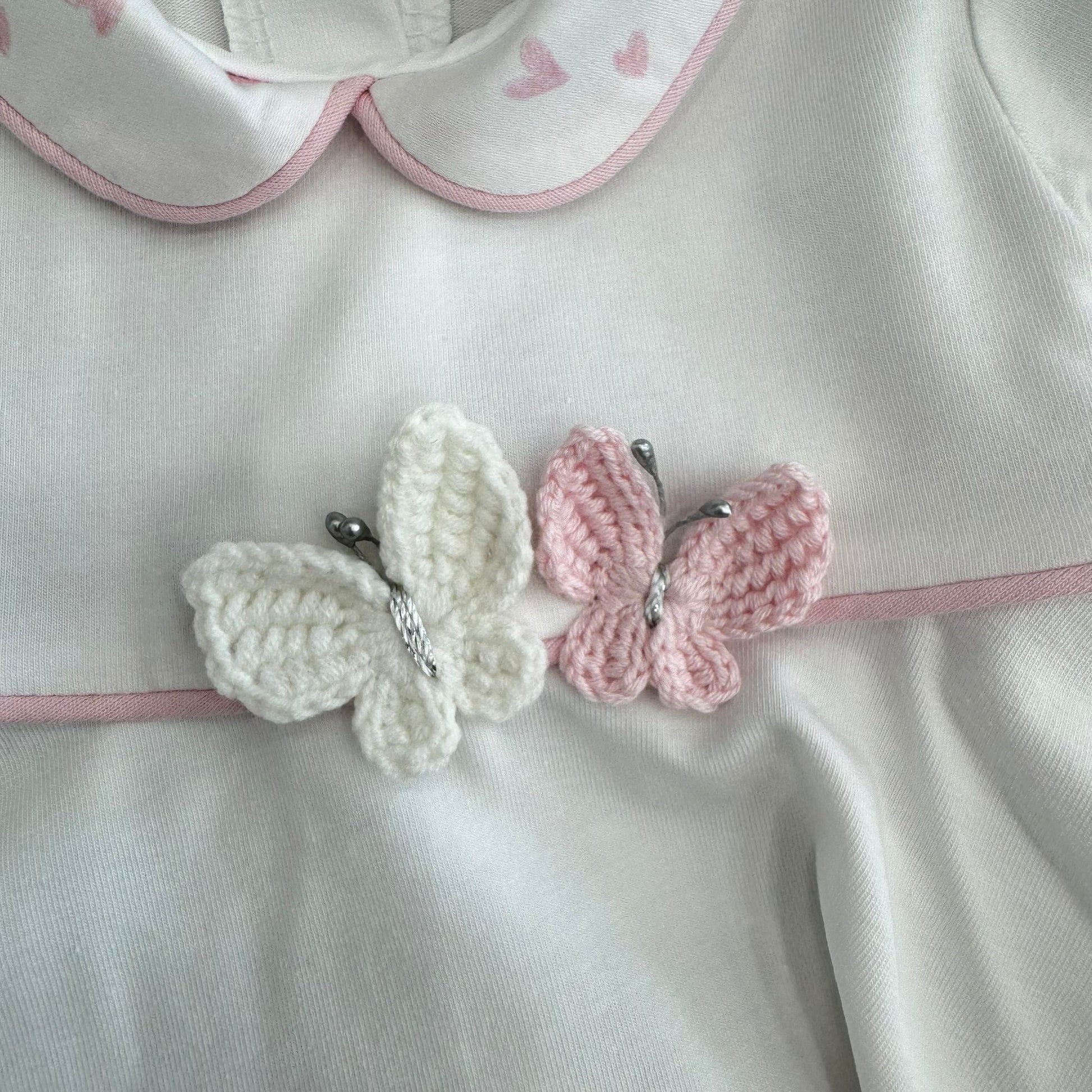 dettaglio farfalle applicate in rilievo su maglia