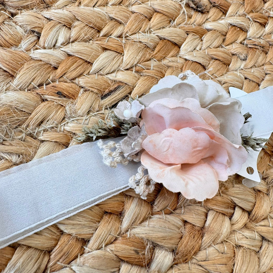Fascia per battesimo neonata con fiori cipria e panna