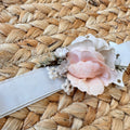 Dettaglio fascia floreale per abito da battesimo bambina
