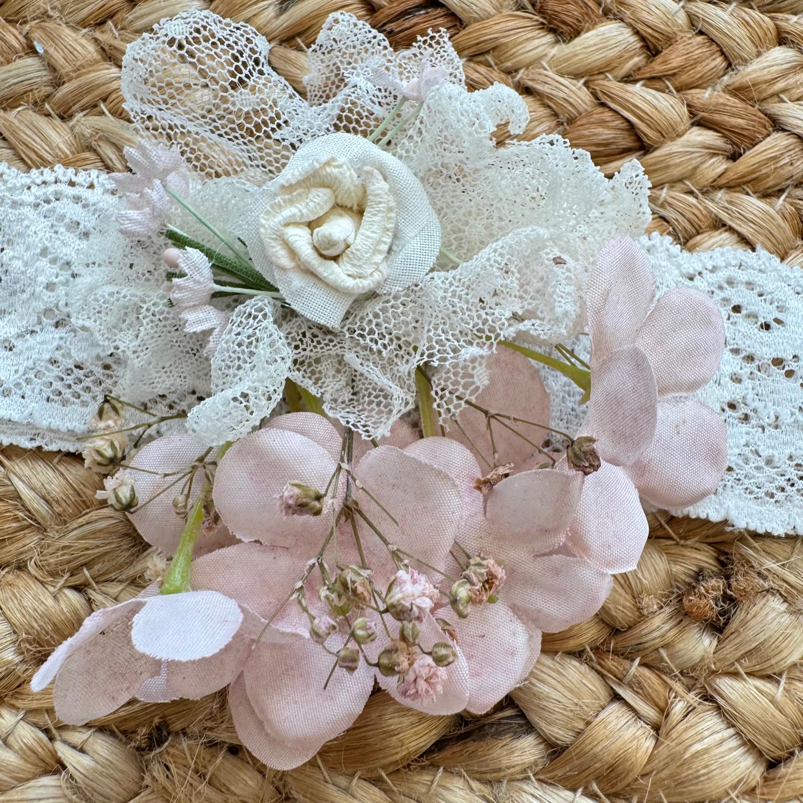 dettaglio applicazione floreale su fascia in pizzo avorio