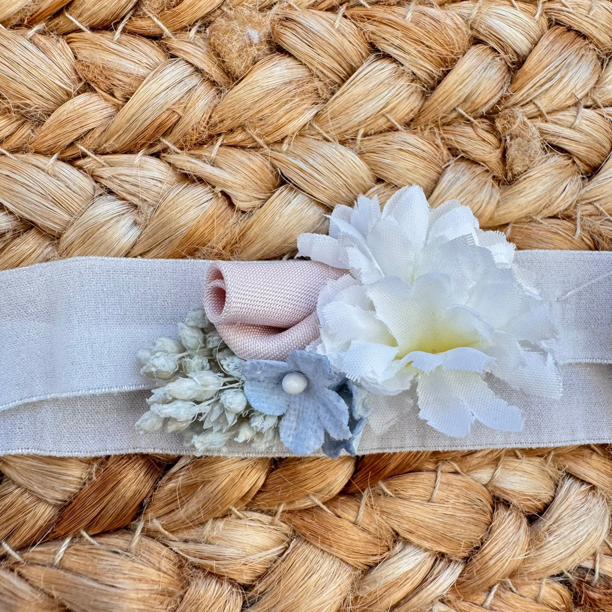 dettaglio fascia capelli bimba elegante con applicazione floreale per battesimo