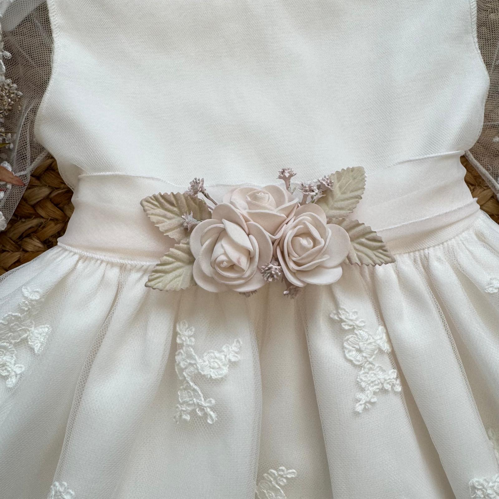 dettaglio fascia in vita con rose tridimensionali