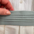 Dettaglio fascia verde salvia con pieghe decorative completo cerimonia bimbo