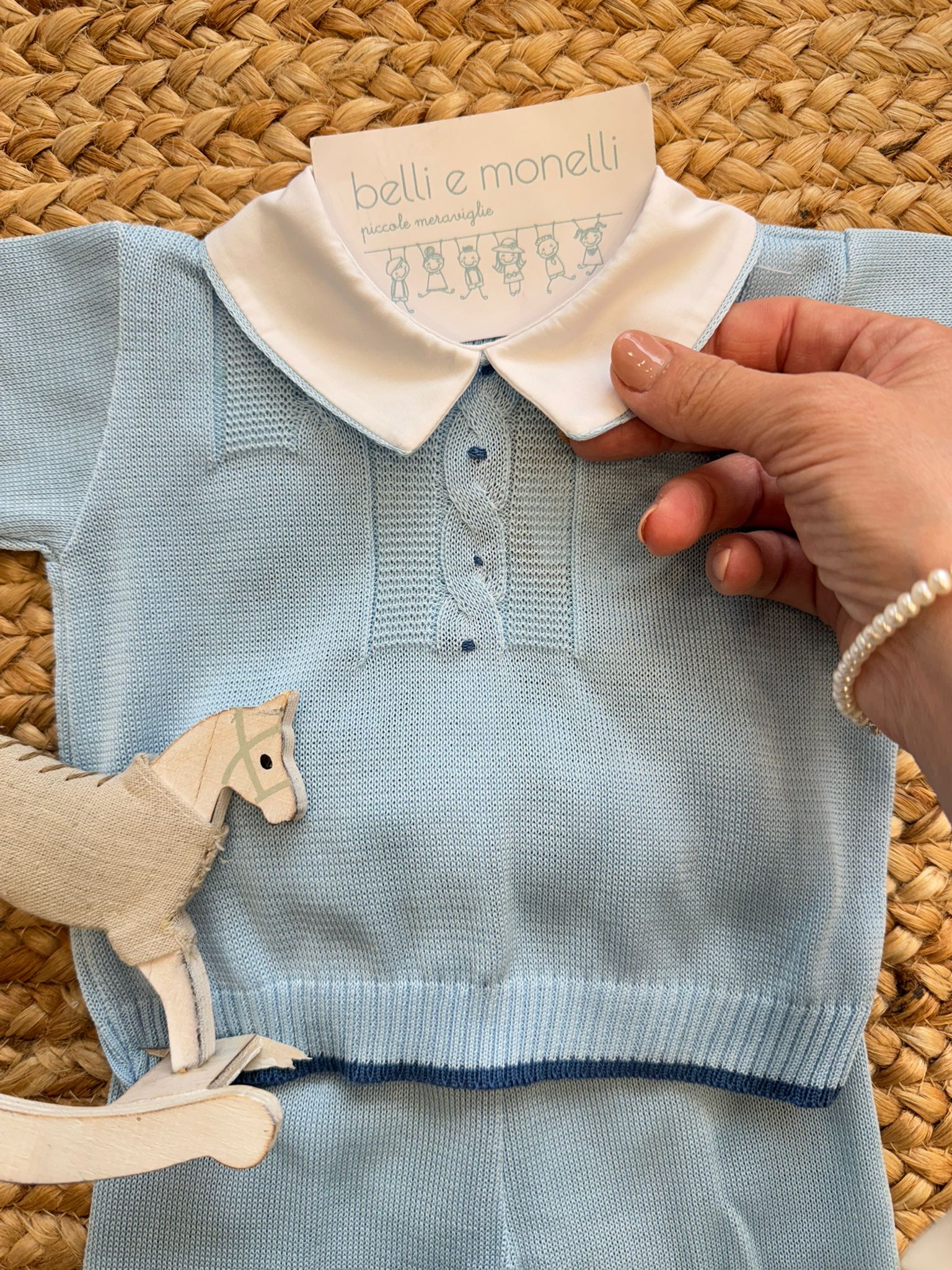 Dettaglio finitura fondo maglia con profilo blu