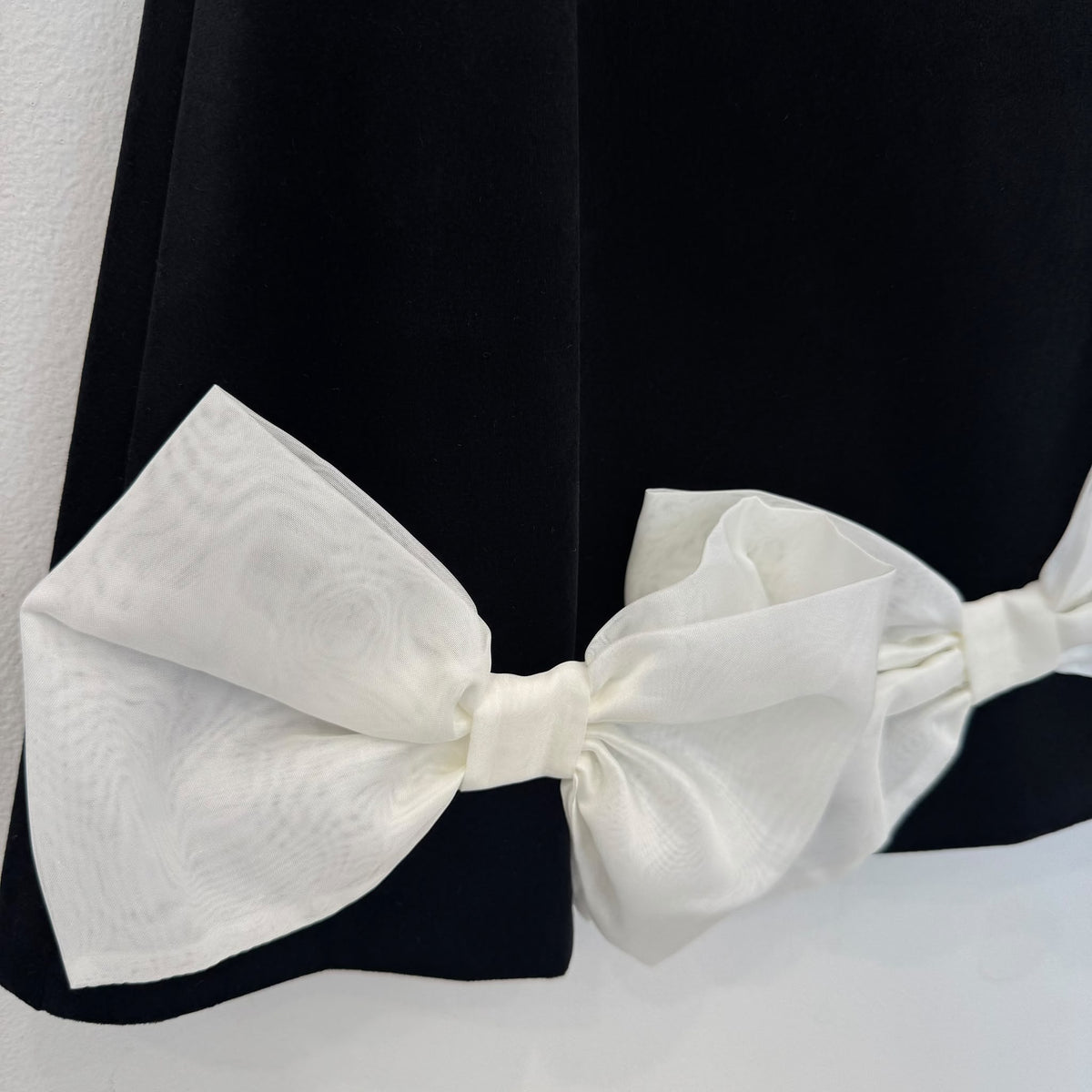 Abito elegante bambina nero con tre maxi fiocchi avorio e maniche a palloncino