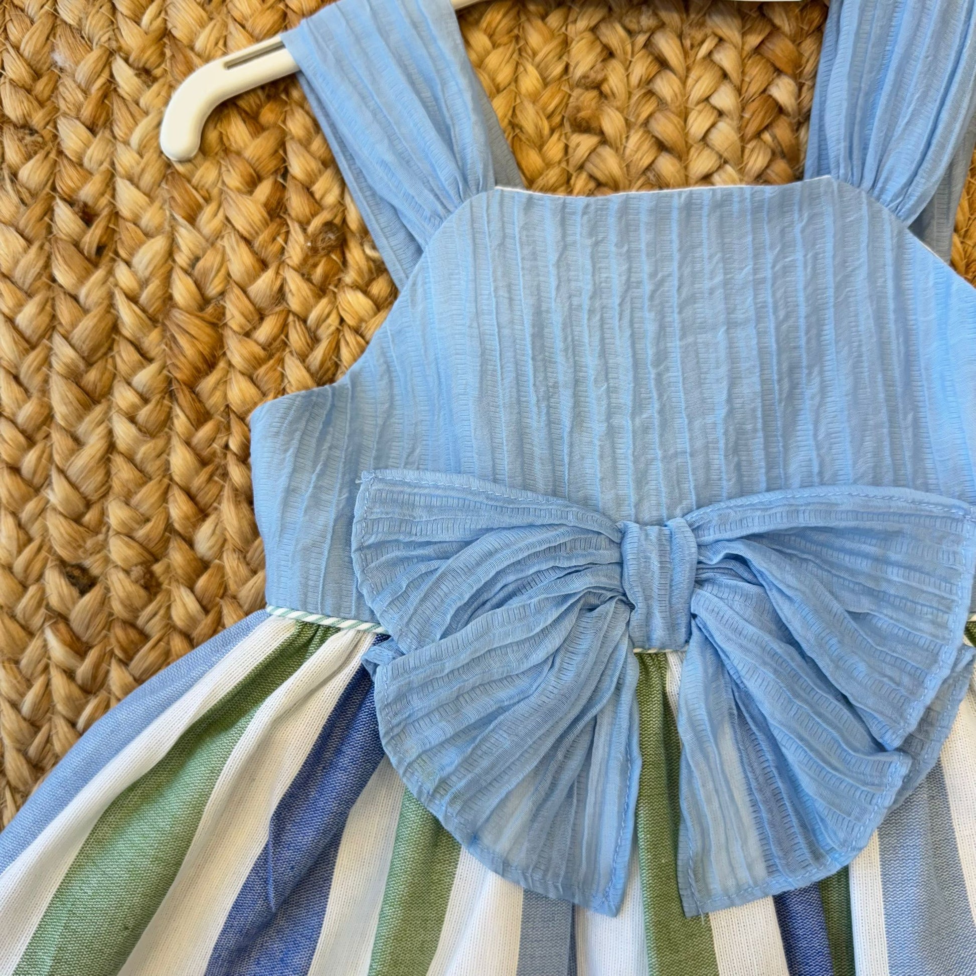 dettaglio fiocco azzurro abito bambina elegante
