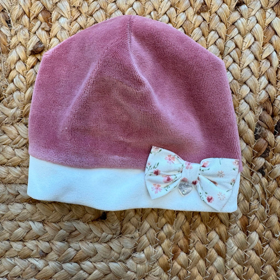 Cappellino neonata in ciniglia malva con fiocco floreale