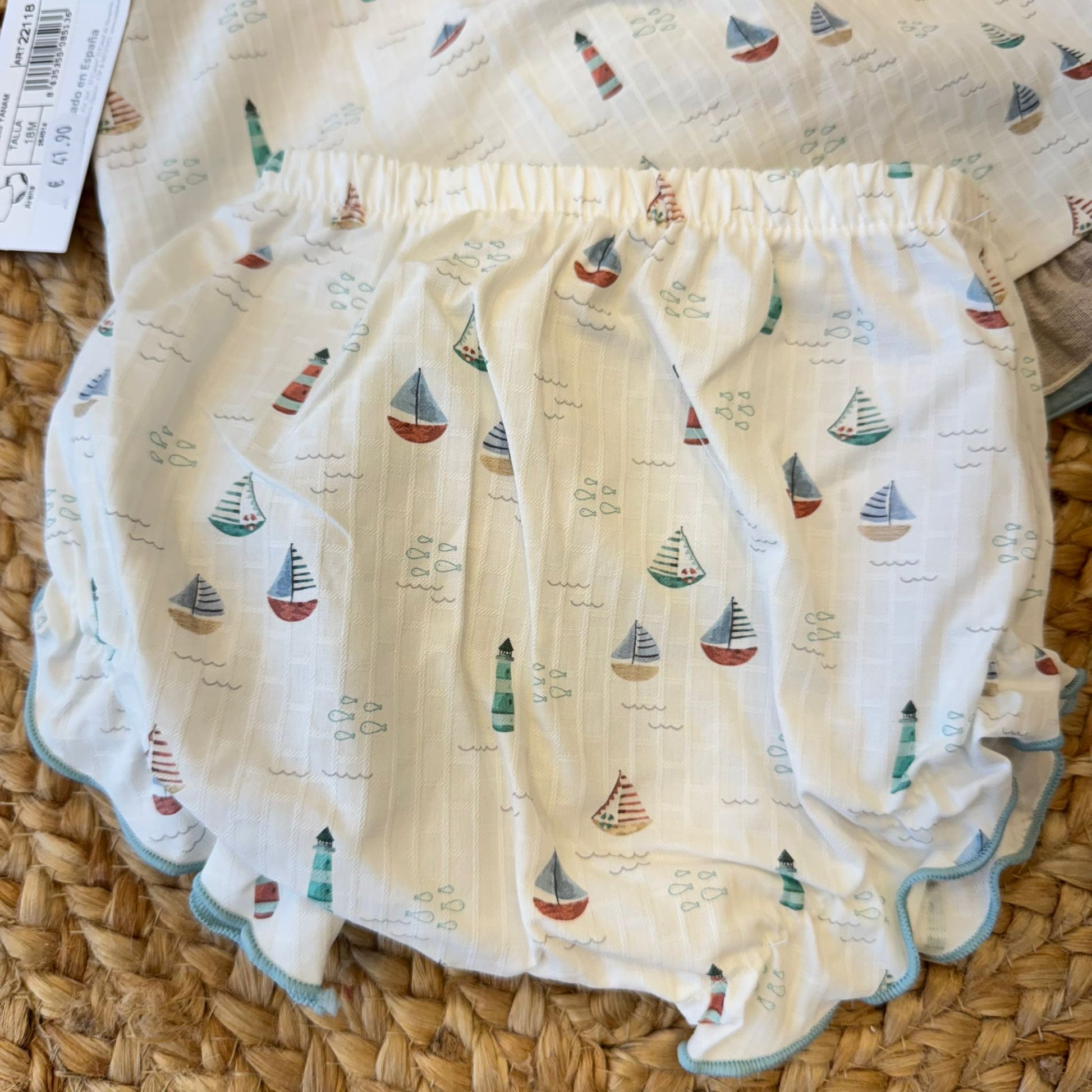dettaglio fiocco vestito neonata
