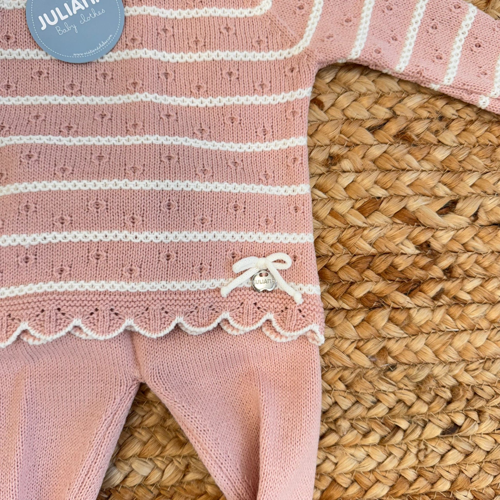 Dettaglio fiocchetto su completo a righe neonata