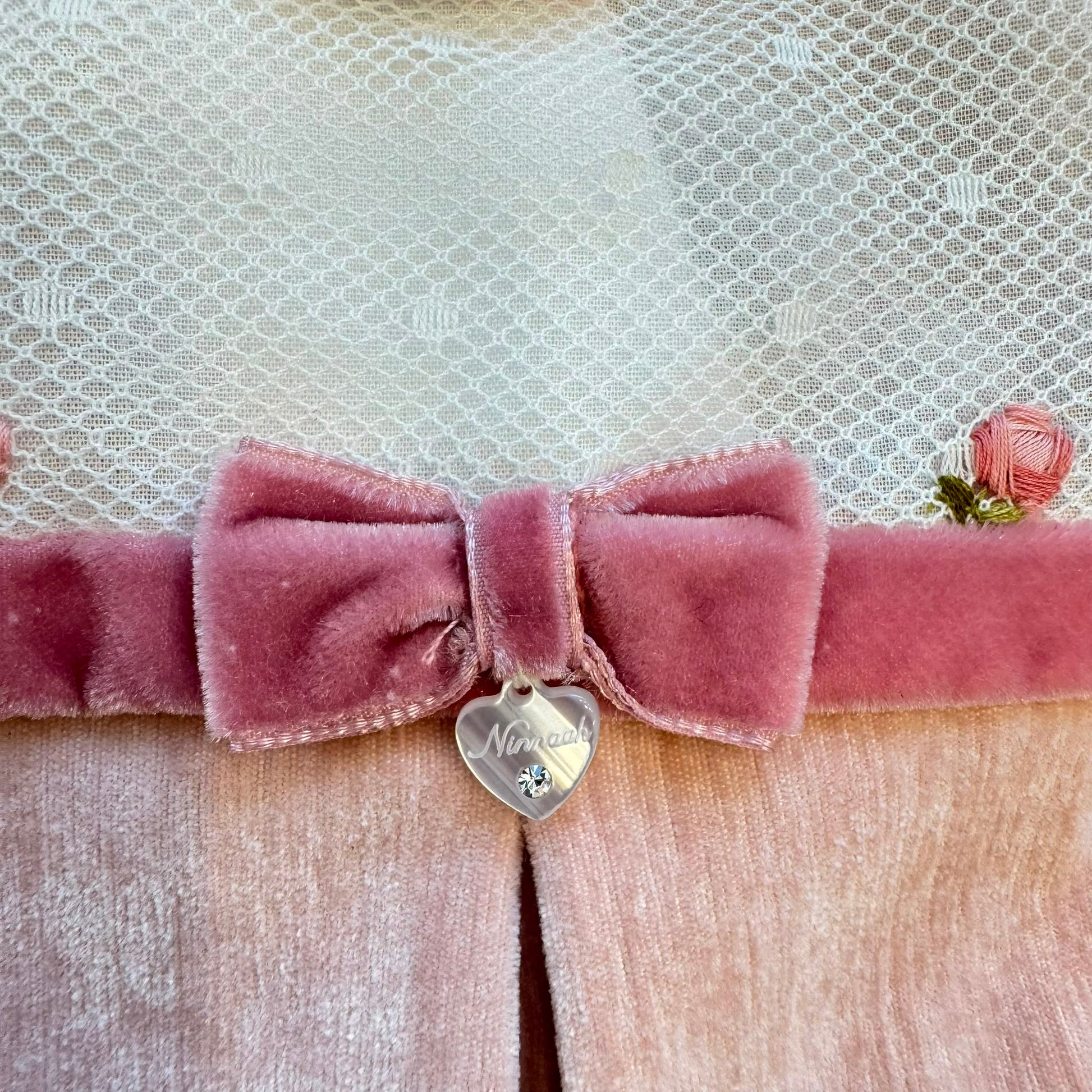 Tutina neonata in ciniglia rosa con tulle ricamato e fiocco per corredino nascita