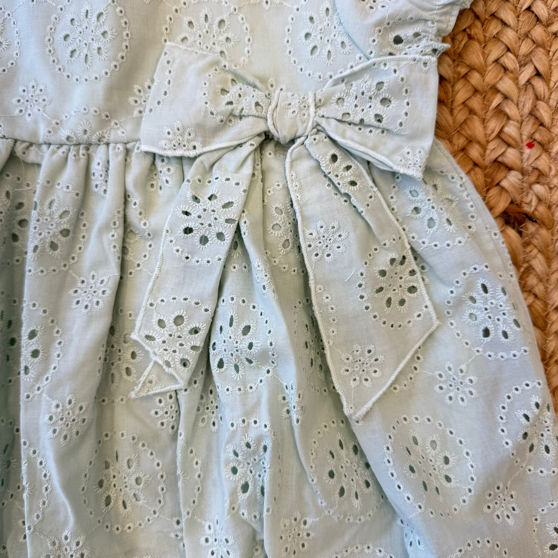 dettaglio fiocco vestito neonata sangallo verde salvia