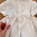 Dettaglio fiocco posteriore abito bimba bianco in lino