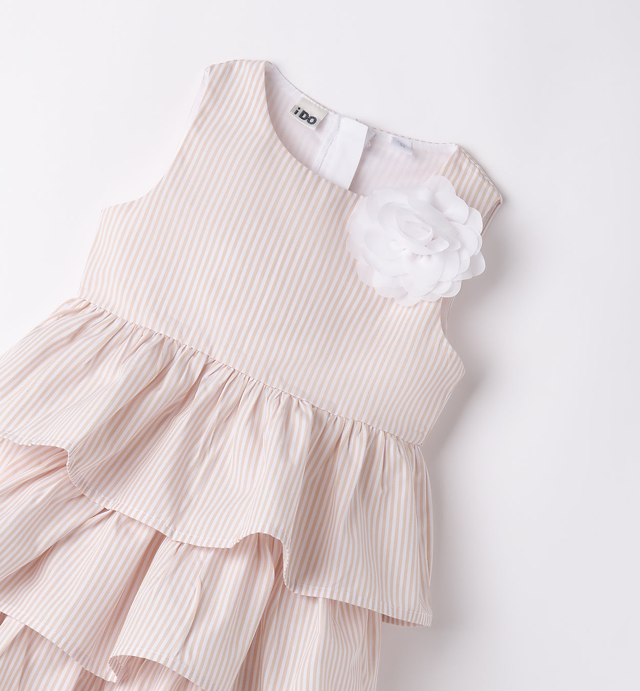 Dettaglio fiore bianco su abito elegante bambina